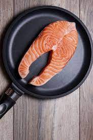 Den fisch mit der hautseite in die pfanne einlegen und die oberseite mit der cornflakesmischung bestreuen. Lachs Braten Anleitung Lachsfilet Lachssteak Mit Haut Anbraten Lachs Henke