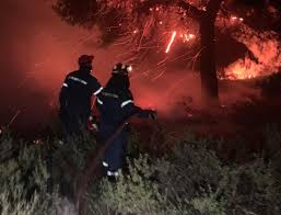 Φωτιά ξέσπασε στον ασπρόπυργο το απόγευμα της τρίτης 15 ιουνίου. Fwtia Twra Olonyxties Maxes Twn Pyrosbestwn Se Styra Barnaba Kai Aspropyrgo Eretikos Gr