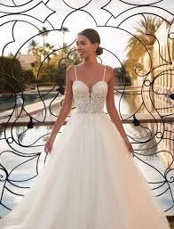 Ein hochzeitskleid aus der a linie ist der klassiker unter den hochzeitskleider. Brautkleid A Linie Sposia Dein Brautsalon In
