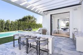 Click next to see lebron's backyard, pool, and patio! Lebron James Epic New Mansion Take A Sneak Peek