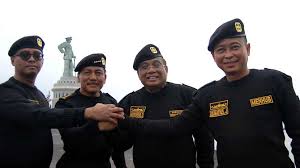 Pengalaman yang panjang inilah yang membuat korps hiu kencana disegani, walau kapal selam mereka saat ini tergolong gaek (jkgr). Brevet Hiu Kencana