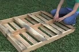 Was Diese Frau Aus Einer Alten Palette Macht Ist Der Absolute Kracher In 2020 Alte Paletten Baumstamm Garten Gartenhaus Holz