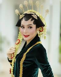 Check spelling or type a new query. 10 Inspirasi Baju Pengantin Adat Nusantara Dengan Balutan Hijab Nggak Kalah Cakep