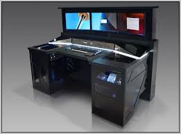 Koroche Na Stole Nout I On Tipa Rabochee Mesto A Na Samom Dele Tam Moshnyj Pk Vyezzhayut Monitory I Klav Gaming Computer Desk Modern Computer Desk Computer Desk