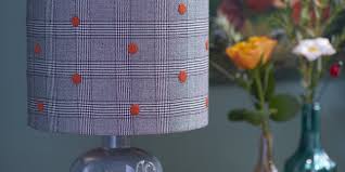 Besoin de renouveler votre décoration d'intérieur, de relooker un luminaire défraîchi ou passé. Diy Lampe Tutoriel Pour Customiser Un Abat Jour En Tweed Marie Claire