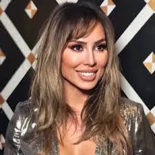 Kelly Levan's Instagram, Twitter & Facebook