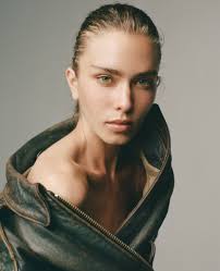 Hi Guys, I have a technical question about the TTL prism of my Pentax 6x7.  I shot about 50 rolls of film with it, and then the prism suddenly stopped  working. I