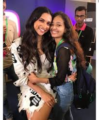 Deepika Padukone Posing With A Fan At Facebook Chat Deepika Padukone Bollywood Actress Vintage Bollywood