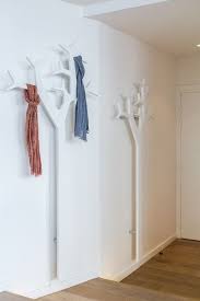 Un Porte Manteau Fait Maison Rangement 10 Idees Pour Le Reinventer Journal Porte Manteaux Porte Manteau Arbre Idee Rangement