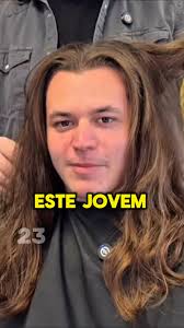 Este jovem com cabelo longo recebe um corte super curto e o resultado vai  literalmente te chocar… Dai un’occhiata nei commenti 👇👇👇