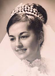 What era was my wedding from the photos?