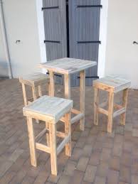 Mange Debout Et Tabourets Hauts En Palettes In Pallet Outdoor Project With Terrace Table Stool Pallets Furnitures Tabouret Tabouret Haut Et Palette