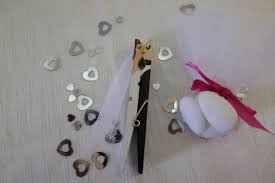 Fai da te o completi di fiori e confetti, memo clip, shabby chic, a forma di farfalla, cuore, note musicali segnaposto matrimonio battesimo comunione ci sono 182 prodotti. Segnaposto Matrimonio Originali 5 Idee Fai Da Te Donnad