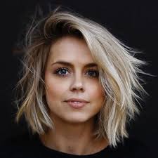 Waves and flat ironed hairstyles with rounded ends are both good. Haircuts For Round Faces Folade