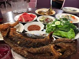 Yemekler, basit, ama çok güzel ve lezzetli. Restoran Nasi Ulam Cikgu Di Kota Bharu Kelantan Memang Sedap Aku Sis Lin