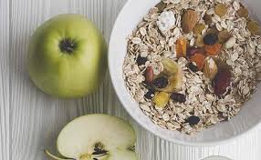 Noci, mandorle, pistacchi e arachidi sono un'ottima soluzione per abbassare il colesterolo anche se comunque non bisogna eccederne nel consumo a causa del loro elevato apporto calorico. 11 Alimenti Per Aumentare Il Tuo Colesterolo Buono Hdl Meno Colesterolo