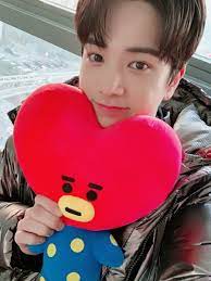 V menciptakan kalimat i purple you sebelum jumpa fans bts pada bulan november 2017. Bts S V The Boyz S Younghoon Go Viral For Their Adorable Interaction At Music Bank Soompi