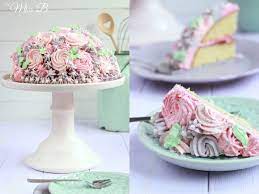 Teig einfüllen, backen und nach den eigenen wünschen verzieren. Madchenhafte Kuppel Rosen Torte
