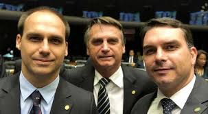 Prisão de Bolsonaro por ação dos filhos ameaça tirar família da corrida  presidencial de 2026. Depois de darem o benefício da dúvida ao clã por um  tempo, representantes da direita deixaram de