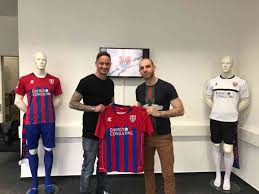 Kfc Transfer Christian Muller Schlupft Ins Blau Rote Trikot