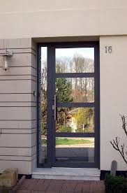 La porte d'entrée est fabriquée dans différents matériaux. Realisations Alu Badre Menuiserie Aluminium Et Pvc