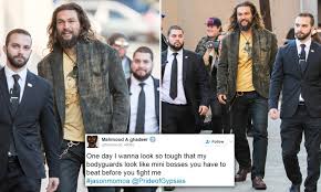 Joseph jason namakaeha momoa was born on august 1, 1979, in honolulu, hawaii. Jason Momoa Towers Over His Burly Bodyguards Daily Mail Online