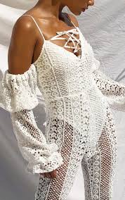 Grâce à sa jolie dentelle. Combinaison A Bretelles Blanche En Dentelle Crochetee Prettylittlething Fr