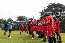 Sebab sang pemain dikabarkan akan segera berlabuh ke salah satu klub di thailand. Nurhidayat Tak Berangkat Berikut Daftar 22 Nama Pemain Yang Dibawa Psm Ke Malang Fajar