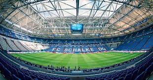 Die vier jahre wurde die sportstätte einfach arena auf schalke gerufen. Schalke Stellt Lol Spieler Den Eigenen Fans Im Stadion Vor
