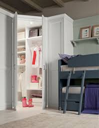 Letto a castello cameretta per bambini con letto a soppalco angolare giotto junior di doimo cityline, con testiera e pediera bicolore, scorre per dare alla zona. Cabine Armadio Modulari Per Camerette