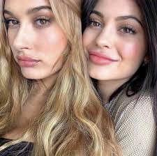10 Potret Kedekatan Kylie Jenner dan Hailey Bieber