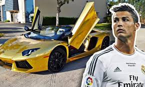 Le joueur du real madrid surnommé cr7 accumule les supercars dans son. Voici Comment Cristiano Ronaldo Depense Ses Millions Magazine Kivuzik