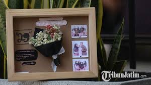 Berbagai macam desain dan ukuran tersedia, bingkai foto pun dapat menjadi hiasan yang dapat mempercantik ruangan. Cara Membuat Pigura Pop Up Dari Bunga Kering Ala Yunagift4u Cocok Buat Kado Untuk Orang Terkasih Tribun Jatim