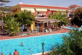 Il camping mette a vostra disposizione appartamenti, monolocali e bilocali che possono ospitare da 4 a 6 persone, tutti arredati in stile moderno e dotati di ogni comfort: Camping Rosa A Ligurien Locatifs Aussi Bien Que Emplacements