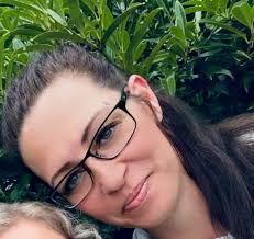 Hello my name is Daniel Im 53 Gemini i hope to meet someone for a good  conversation and hopefully more🎈