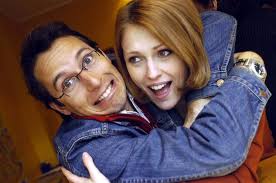 Schauspielerin Natalie Alison und ihr Freund Peter springen vor Glück in  die Luft