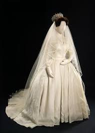 Princess Margaret S While Silk Organza Wedding Dress With A Satin Bound Silk Tulle Veil The Royal Wedding Gowns Royal Wedding Dress Princess Margaret Wedding