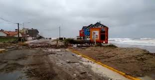 La hermosa casa de la playa 66 de mar del tuyu, se derrumbó hace instantes, producto de una fuerte sudestada. Sudestada En La Costa Dejo Como Saldo Balnearios Bajadas A La Playa Y Refugios De Guardavidas Destruidos Lanoticia1 Com