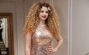 A népszerű énekesnő instagramján osztott meg egy fotót magáról egyenes hajjal, elsőre meg nem mondtuk volna, hogy ő van a képen. Velvet Gumicukor Ami Kozos Opitz Barbaraban Beyonce Hugaban Es Amal Clooney Ban