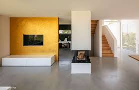 Wohndomizil Am Fusse Des Schwarzwalds Fugt Sich Harmonisch In Die Bebaute Umgebung Ein Haus Hanglage Doppelhaus Grundriss Wohnen