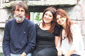 Erdal beşikçioğlu kim olduğu, boyu, kilosu, yaşı, oynadığı dizi ve filmler hakkında bilgi için 1970 yılında ankara'da doğan erdal beşikçioğlu, hacettepe üniversitesi devlet konservatuarı mezunudur. Behzat I Yola Getiren Kadin O Bir Cankirili