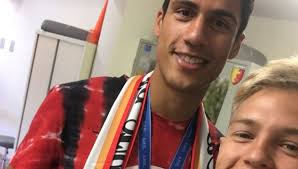 Raphaël varane (rijsel, 25 april 1993) is een frans voetballer die doorgaans als centrale verdediger speelt. La France Championne Du Monde Raphael Varane En Visite Discrete Au Rc Lens