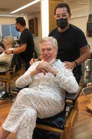 May 27, 2021 · aos 90 anos de idade, silvio santos continua deixando as equipes do sbt doidas e inseguras.o problema é o próprio silvio e sua mania de tomar decisões repentinas e, não raro, voltar atrás em cima da hora das mudanças.isso já ocorreu vár Silvio Santos Muda Radicalmente Visual E Reaparece Mais Jovem Dci