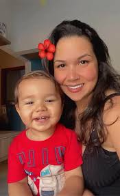 Priscilla Caroline Andrade sobre dificuldade de amamentar: "Me sentia menos  mãe"