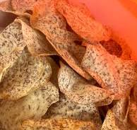Freshly cooked taro chips.🌴