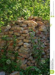 Viele kleine und große tiere nennen ihn ihr zuhause, vögel baden sich stell besser einen ziegelstein auf den grund und platzier die pumpe darauf. Alte Ziegelsteine Einem Garten Fotos Kostenlose Und Royalty Free Stock Fotos Von Dreamstime