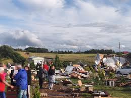 Tornado (n) column of air (u). Traba Powietrzna Przeszla Nad Ustroniem Morskim Porwala Domki Letniskowe Z Turystami Foto Nowe Fakty Koszalininfo