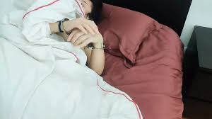 Ibu tiri ngentot anak tirinya pakai kaki, di samping kekasihnya pakai  stoking