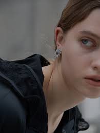 9/19 fri 22:00- marguerite earring -black-【grace】 マーガレットをモチーフとしたイヤリングです。  中央のにブラックカラーの石を使用し、モチーフ全体が甘くならず、コーディネートのアクセントになるように仕上げました。  マーガレット全体から放たれる輝きをお ...