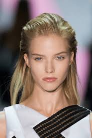 We share ten top tips for women's diy haircuts that can save you time and money, as well as give you unlimited access to new hairdos! 4 Easy Ways To Change Your Hairstyle At Home